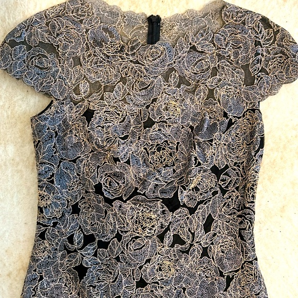 TADASHI SHOJI Rose Embroidered Lace Sheath Silver Black Metallic Dress 8 - Picture 4 of 6